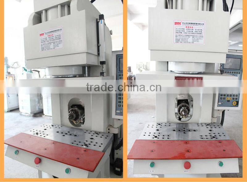 Plug injection molding machine