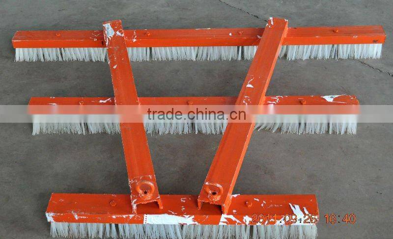 Combing machine for artificial turf