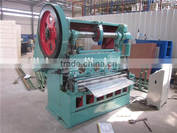 Expanded metal mesh machine