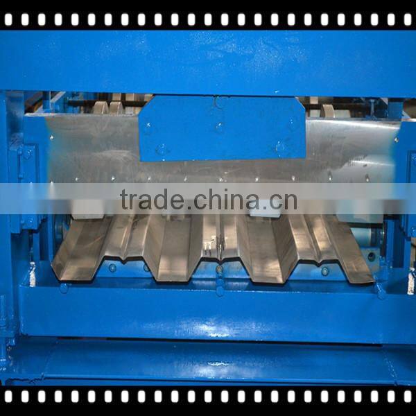 Floor decking roll forming machine