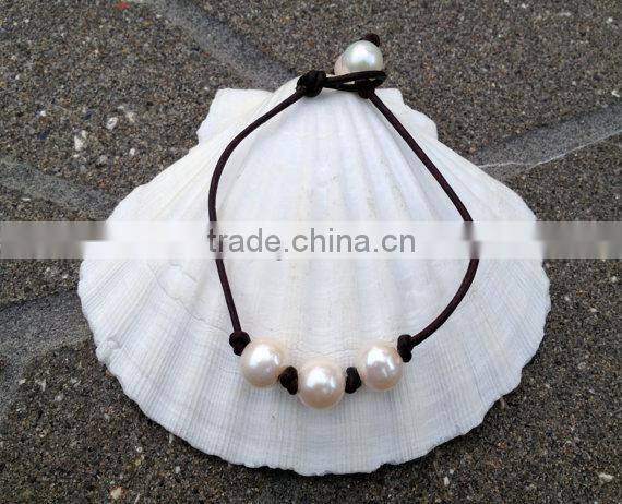 Knotted LEATHER & Three FRESHWATER Pearl Bracelet - Round