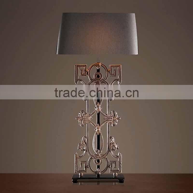 Antique finish European classic decorative lighting iron casting carving table lamp