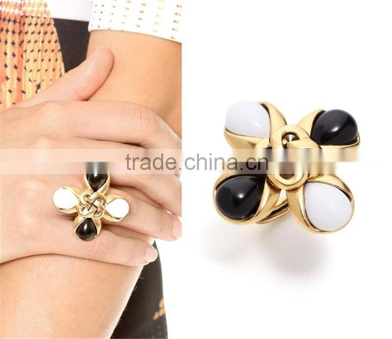 Hot sale Flower shape o ring Gold plated & Adjustable ring with stone