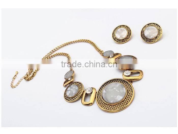 Vintage gold costume jewelry aulic style round gemstone necklace