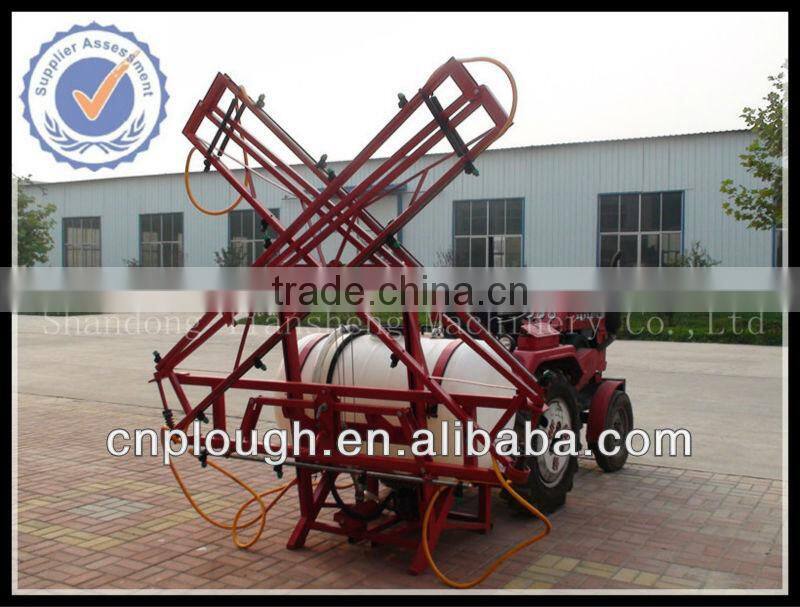 Agricultural boom sprayer