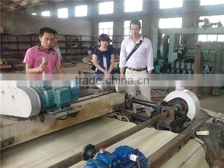 Wood veneer spindleless peeling machine for plywood production line