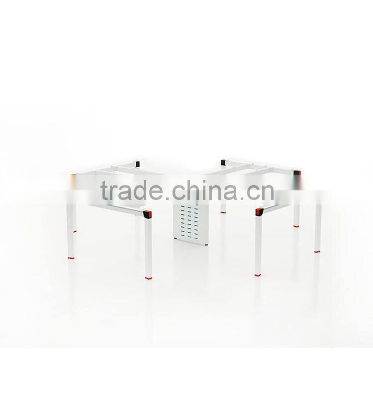 Cross Four seat office workstation partition