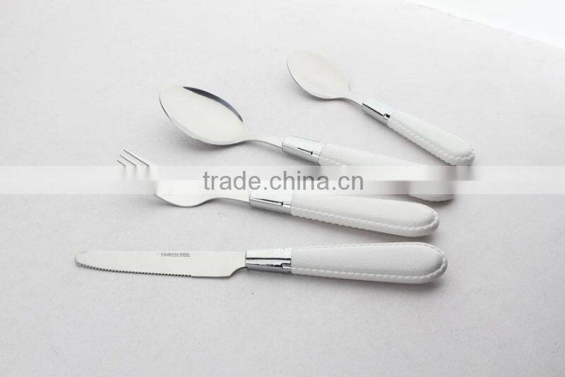 Comfortable stainless steel dinnerware with plastic handle