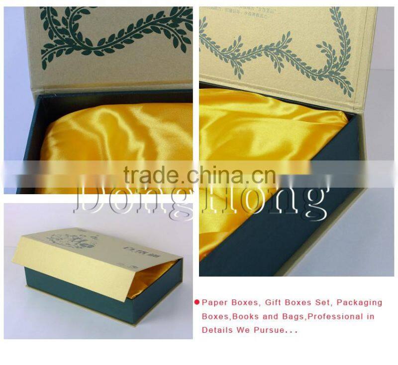 Satin tray inside custom gift box with magnetic closure