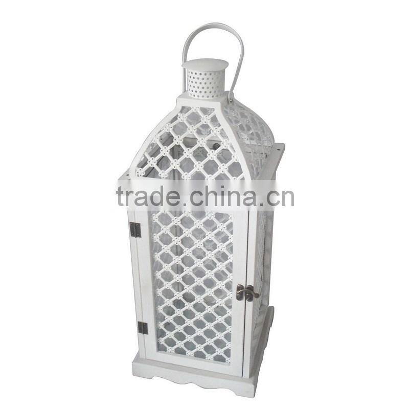Good looking set of 2 wooden lanterns