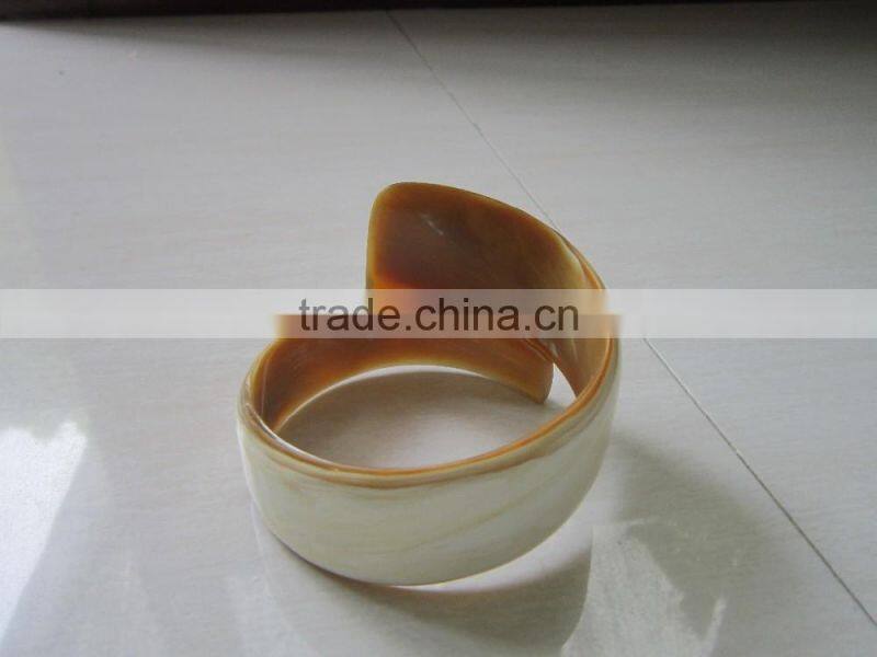 Natural color, very elegant item horn bracelet Vietnam