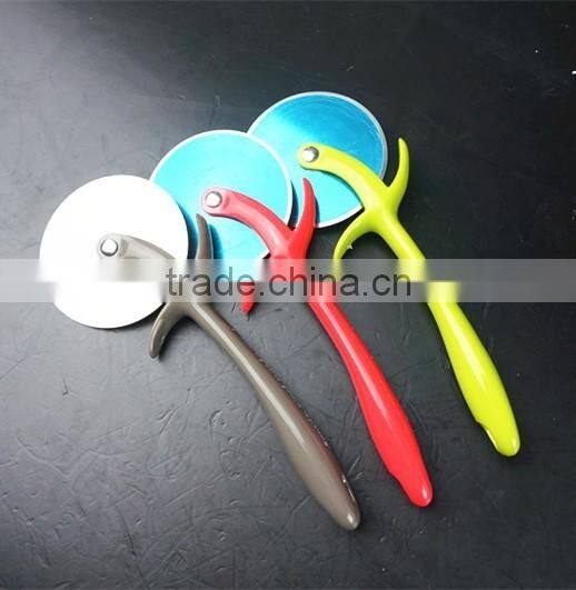 32066 Kitchen gadget kitchen tool round pizza cutter