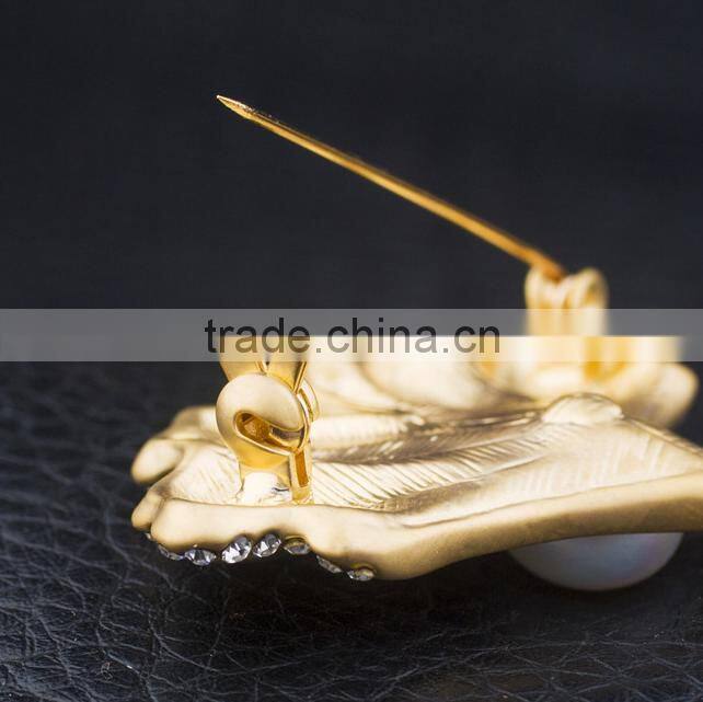Fashion natural pearl gold-plated ginkgo biloba brooch