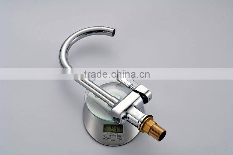 Single hole single handle high-arc kitchen faucet in polished chrome