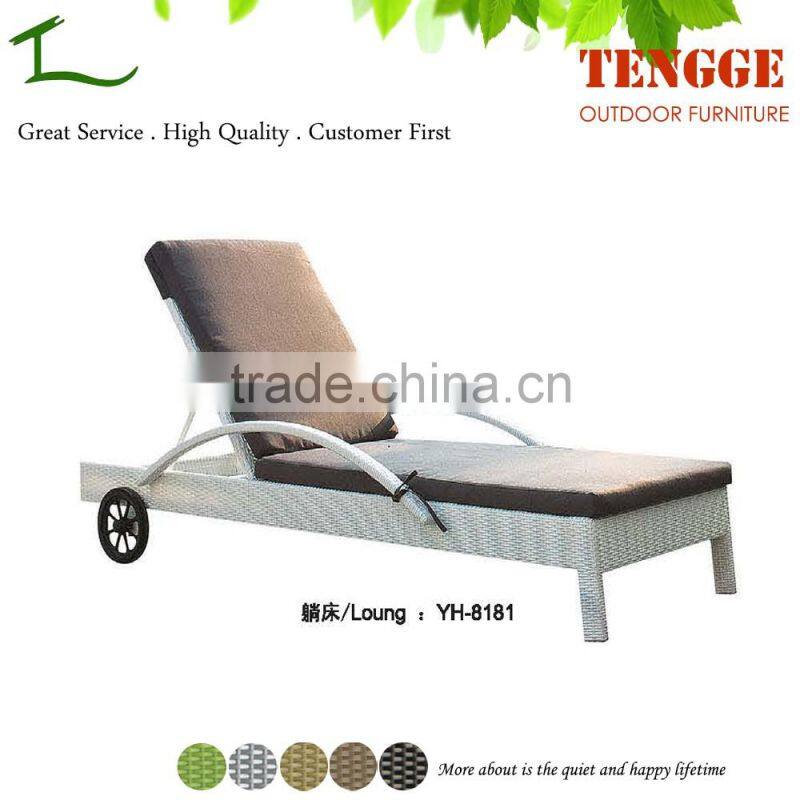 Outdoor wicker furniture plastic wicker sun lounger with caster