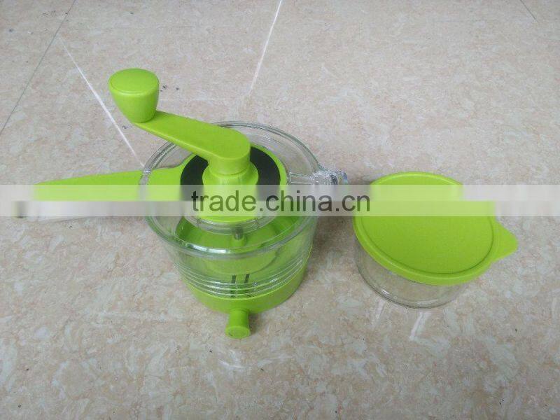 Easy-to-handle vegetable slicer and chopper