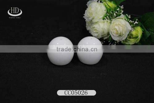 Hot selling wholesale ceramic salt and pepper shaker bottle set,Unique salt and pepper shaker