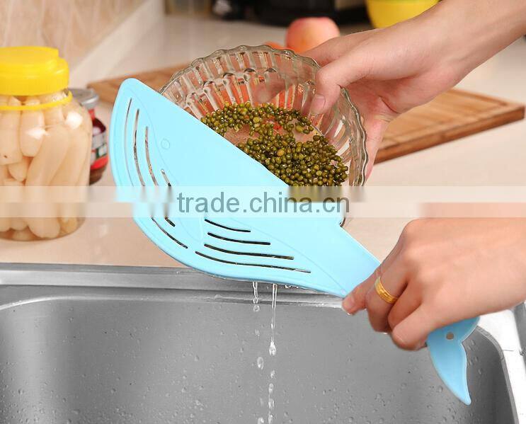 Wholesale Stock Kitchen Long Handle Whale Shaped Plastic Rice Cleaner