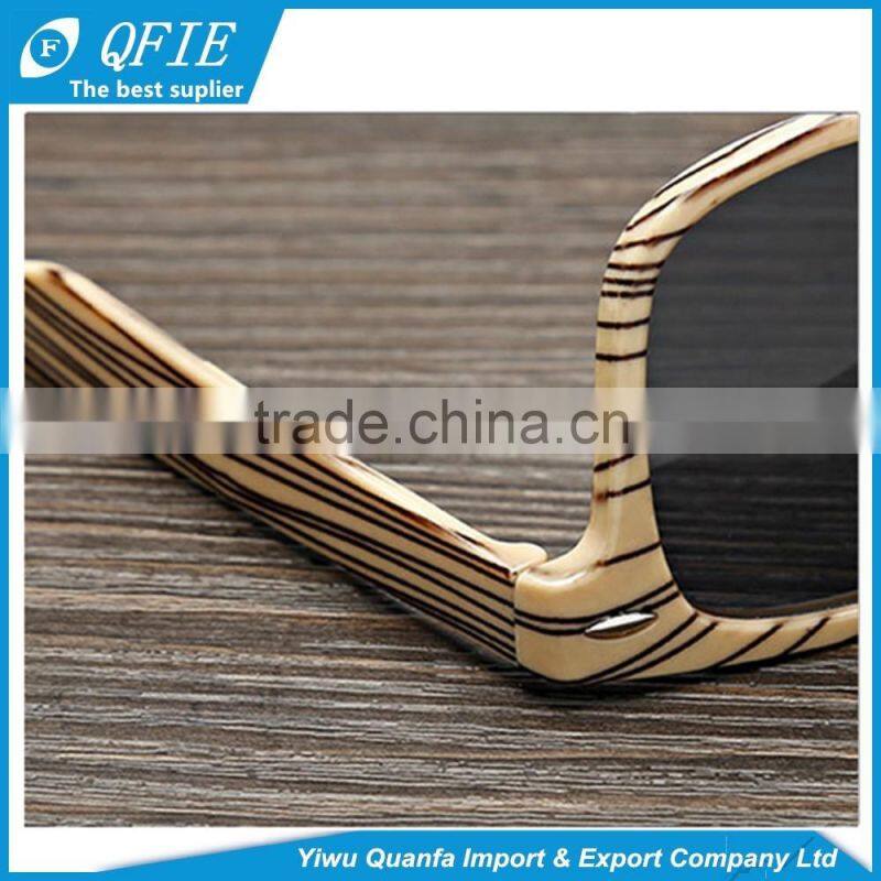 Wholesale fashion wood grain sunglasses with With Logo engraved
