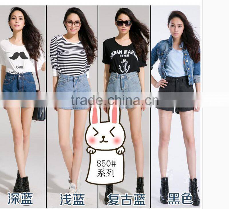 The summer of 2015 LADIES SHORTS denim shorts are a frayed hem the denim shorts