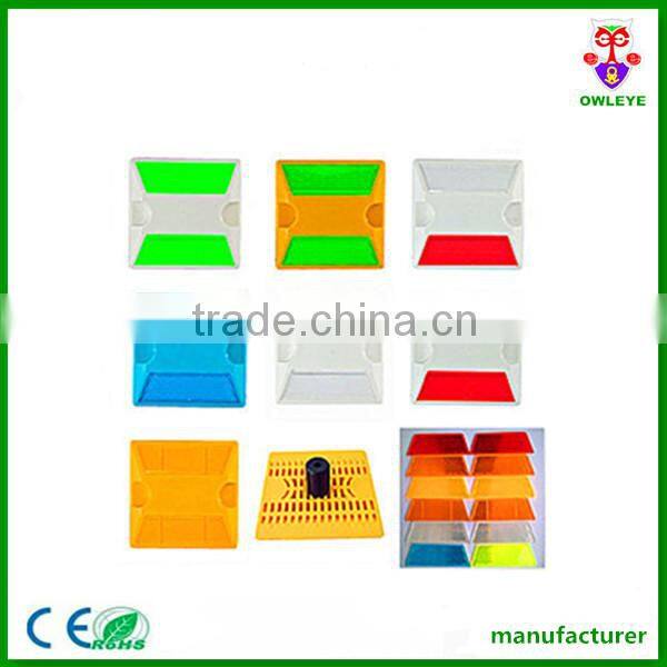 reflective plastic road stud for roadway safety