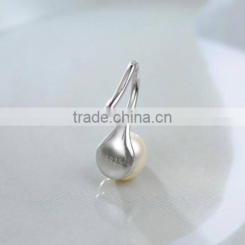 Wholesale 925 elegant pearl half hoop silver earring hoop in silver jewelry