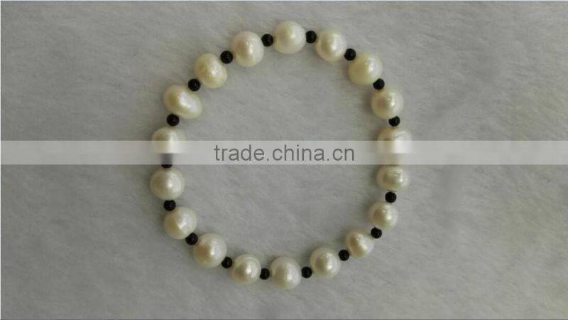 AA 7-8mm round white and 2-3mm black freshwater pearl bracelet