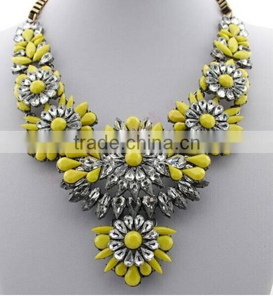2016 hot sales bulk flower resin crystal material gold chain flower pendant shourouk statement necklace semi precious jewellery