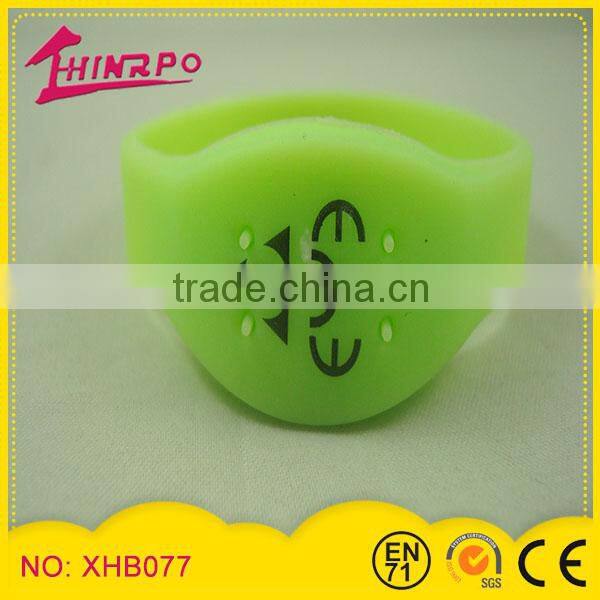 2014 Personalized glow in the dark silicone twist bracelet/ citronella oil bracelet