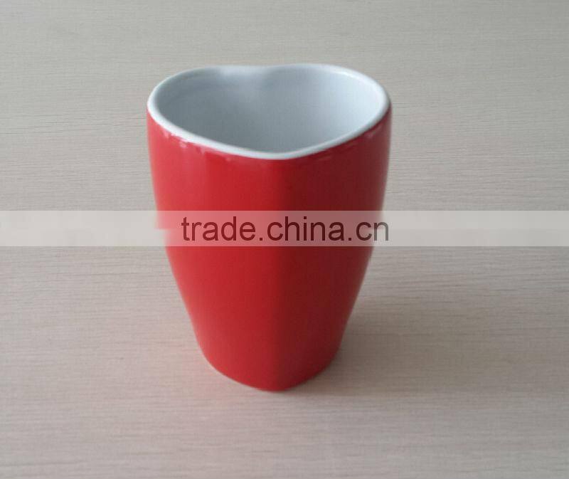 Factory bulk sale gift ceramic heart shape mug with spoon in handle