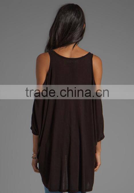 rubber print open shoulder top in black