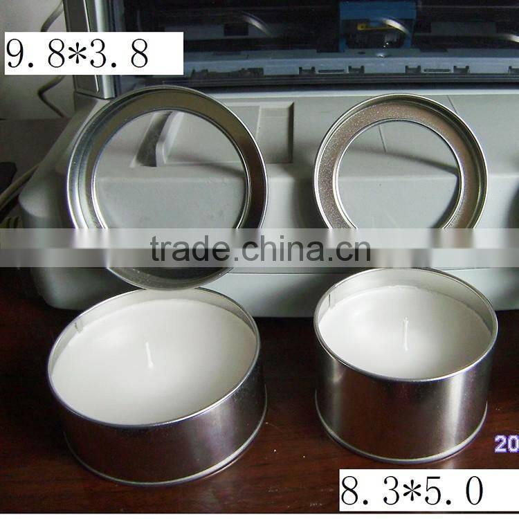 Silvery scented tin candle with string containers