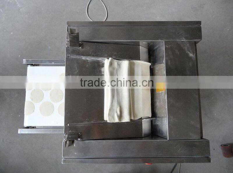 Imitation of manual dumpling skin making machine