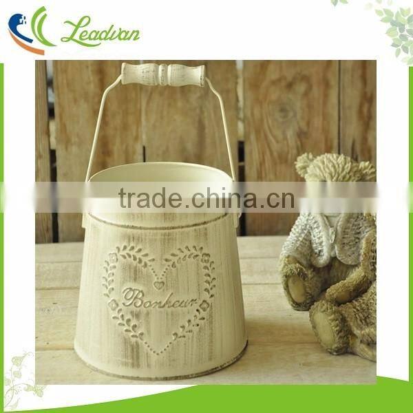 European style love wedding antique imitation decoration white painted galvanized metal flower bucket with wooden handle