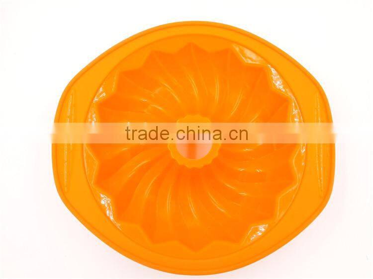 Silicone cake mold with handle