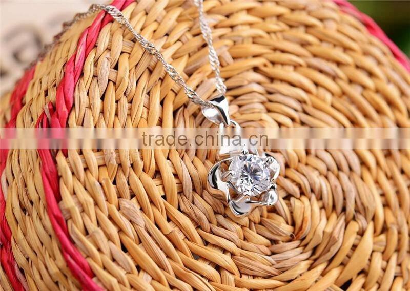 925 Sterling Silver Fashion Flower Shape Pendant with Rhodium Plated