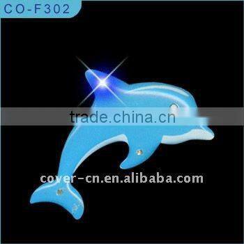 2014 the hot sale LED Flashlight badge/flash badge as small gift for children