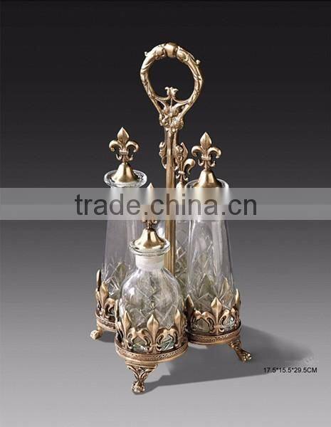 Triangle Design Bronze Casting Sauce Bottle Holder With Handle, Antique Brass Mounted Glass Sauce Cans With Tray For Tableware