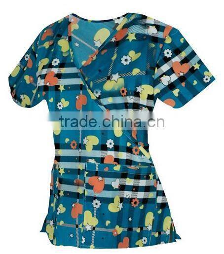 New Design Printed Mock Wrap Scrubs Wholesale of Y-Neck with Two Lower Pockets