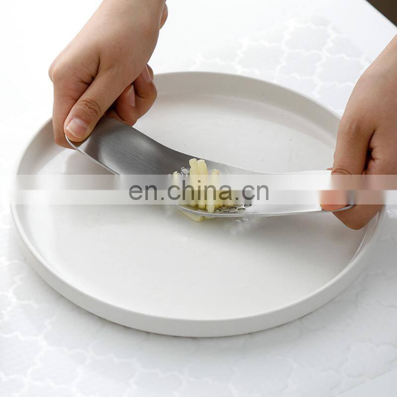 High Quality Creative Kitchen Tools Multifunction Garlic Press
