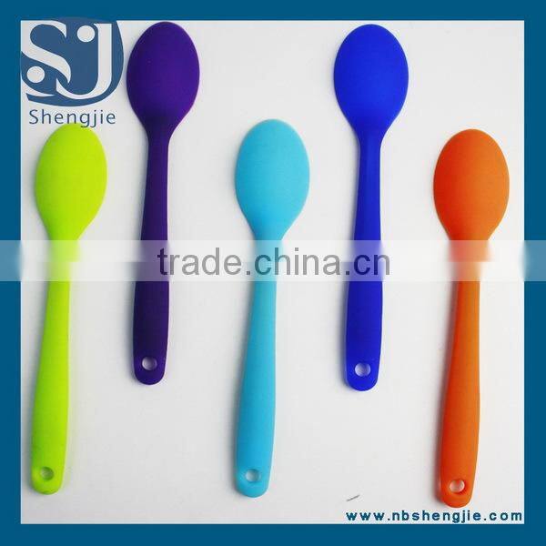 Trade assurance Versatile and heat resistant silicone spoon with steel inside
