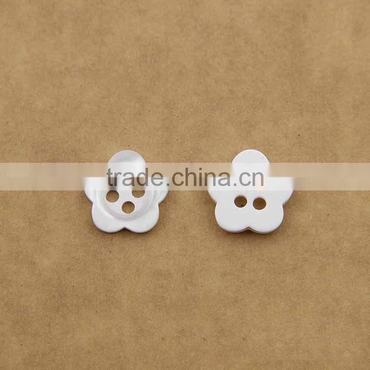 Resin Material Pearl White 2-Holes Flower Fancy Shirt Button For Ladies
