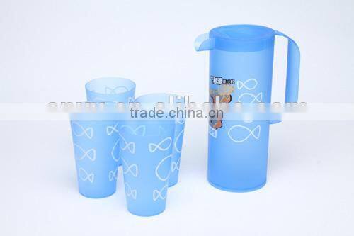plastic 1.5L water pitcher w/cups
