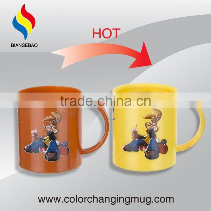 novelty 2015 hot water color change plastic mug with handle