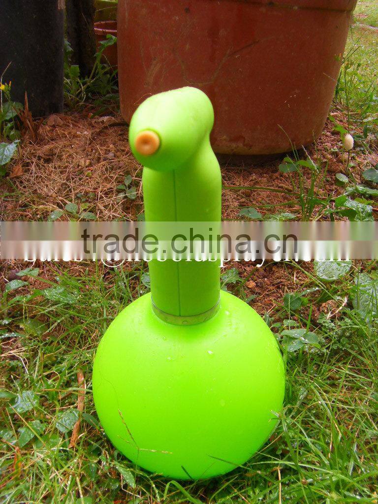 Automatic misting battery powered hand sprayer