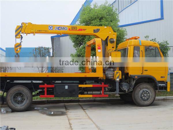 Dongfeng 4*2 Medium Duty Wreckers with 5 ton crane for sale