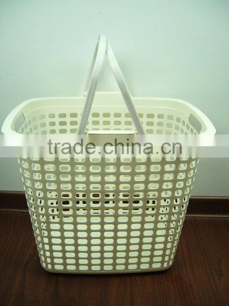 Plastic laundry hamper basket with handle