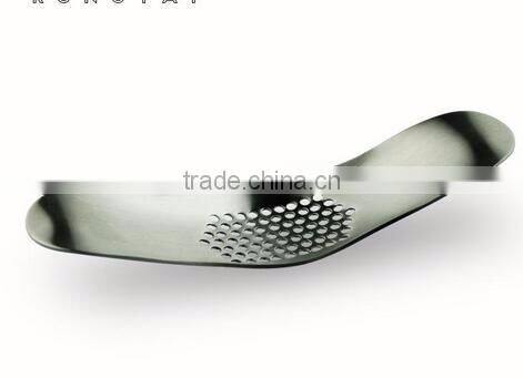 cy282 Curved garlic stainless steel 304/430 multi-functional manual garlic creative twist garlic kitchen worn garlic