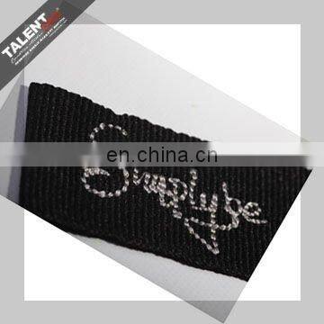 custom Fashion design embroidery woven label for garment