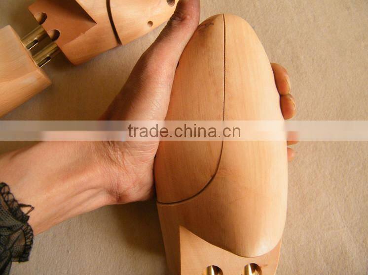 adjustable wooden shoe stretcher/cedar shoe tree